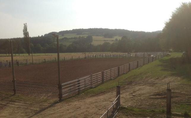 Notre carrière de 39m X 69m et deux round pen de 18m