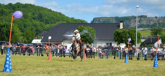  Cowboy Mounted Shooting à Saignes