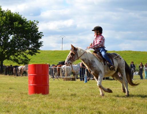 Douglas au Barrel Racing à Saignes